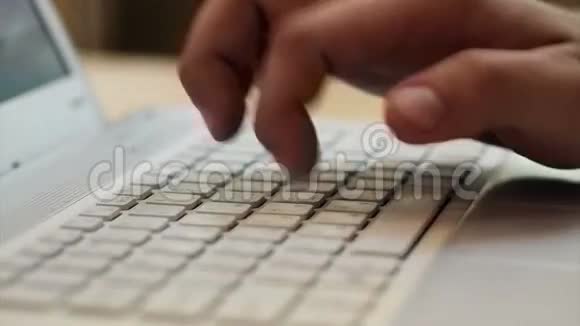 手在键盘上打字特写镜头桌上的笔记本电脑没有声音打开隔膜博客写着视频的预览图