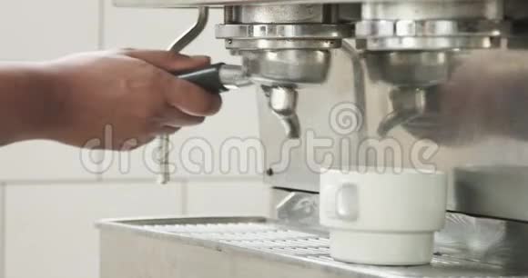 巴里斯塔在专业咖啡机里做浓缩咖啡视频的预览图