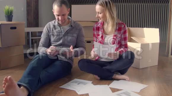 年轻夫妇在新居使用平板娱乐视频的预览图