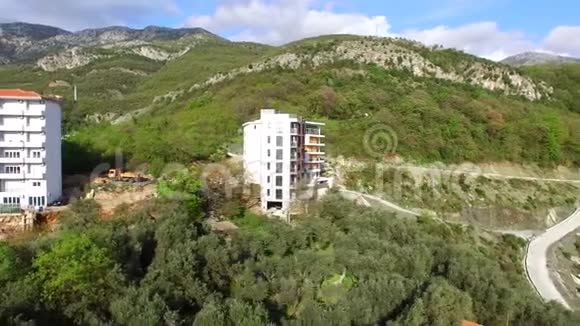 山里的多层房子黑山建筑P视频的预览图