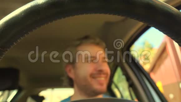 快乐的男人把手放在汽车的皮革方向盘上温暖的颜色4K视频视频的预览图