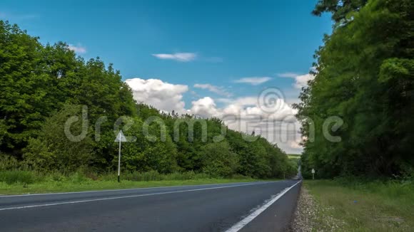 在森林道路上行驶的汽车视频的预览图