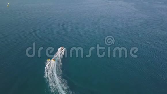 摩托艇拖船用度假者充气圈视频的预览图