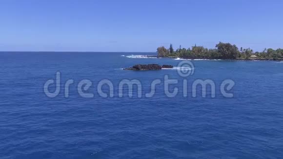 阳光明媚的一天夏威夷岛毛伊岛夏威夷岛海景的深蓝色太平洋热带海洋上令人惊叹的空中4k无人机景观视频的预览图