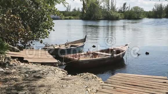 古巴溪流上的两艘木船视频的预览图