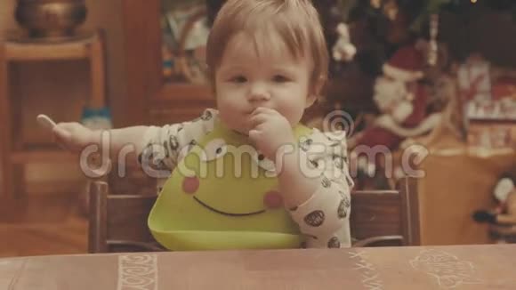小宝宝坐在桌子旁边吃了一块面包视频的预览图