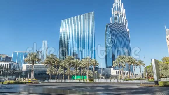 迪拜最高摩天大楼的主入口附近的喷泉视频的预览图
