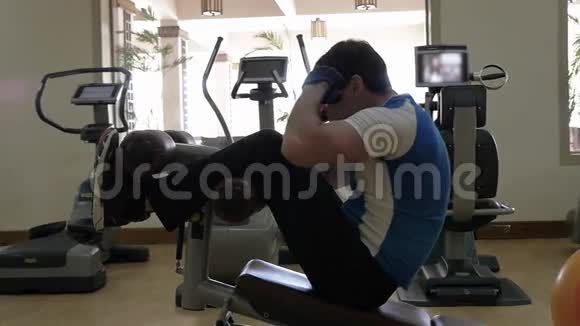 在健身房做腹肌锻炼的男人视频的预览图