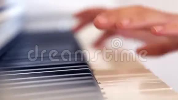 弹钢琴快侧视手持视频的预览图