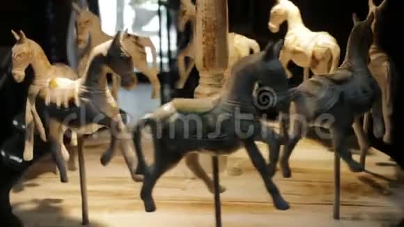 旋转木马马的木制工艺装饰视频的预览图