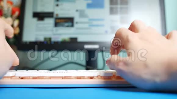 特写镜头第一人称观点女性手在社交网络中的粉色键盘信息上打字背景是视频的预览图