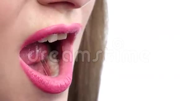 美丽的粉红色嘴唇亲吻关门视频的预览图