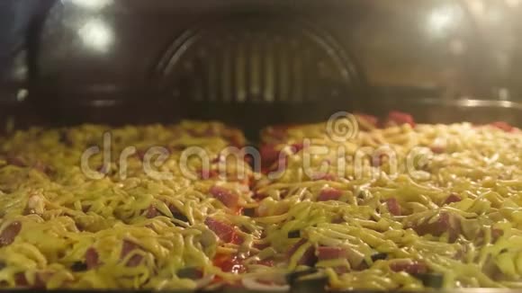 美味丰盛的披萨是在烤箱里煮的时间圈特写镜头慢动作1920x1080全高清视频的预览图