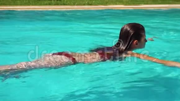 热辣的女人在游泳池里游泳视频的预览图