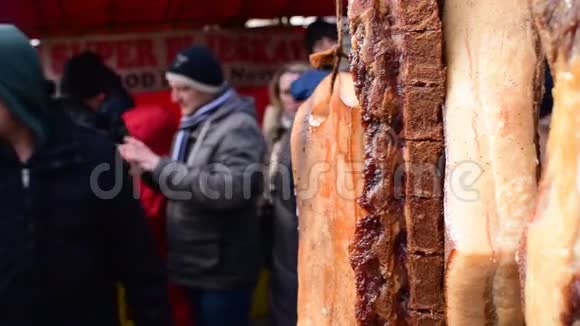 与路人一起悬挂自制猪肉干猪屠宰节视频的预览图