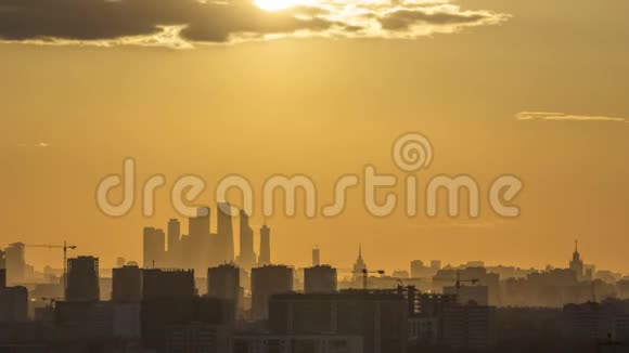 日落时的莫斯科城市商务中心和城市景观俄罗斯视频的预览图