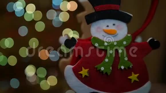 一个快乐的雪人在多种颜色的巨型背景上跳舞慢动作1920x1080全高清视频的预览图