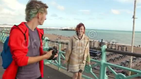 英国布莱顿年轻的时髦夫妇在海岸拍照快乐的恋人男女在海上度假视频的预览图