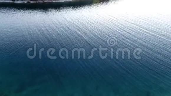 鸟瞰傍晚地中海海湾群山环绕视频的预览图