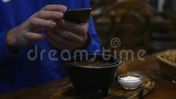 一个男人正在咖啡馆里制作一部照片手机慢动作1920x1080全高清视频的预览图
