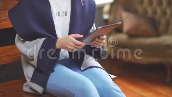 女性自由职业者使用平板电脑远程工作视频的预览图