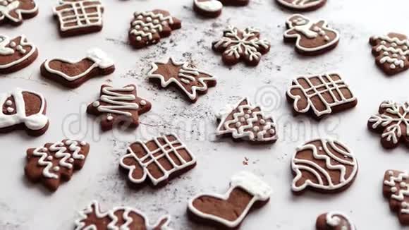 各种圣诞符号形状的美味姜饼饼干的组成视频的预览图