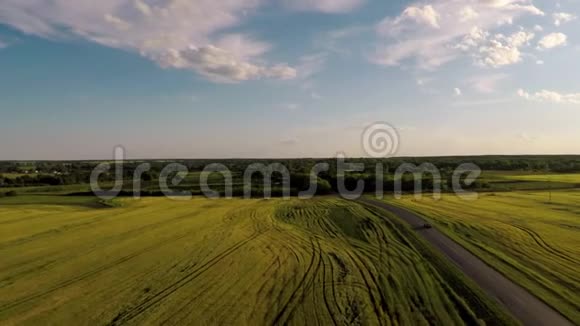 空中观景台在山上开着一条蜿蜒的路俄罗斯夏季视频的预览图