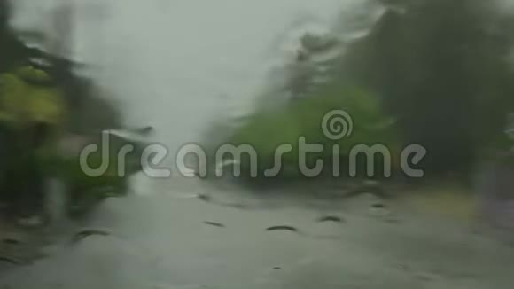 大雨从汽车挡风玻璃上掉下来视频的预览图