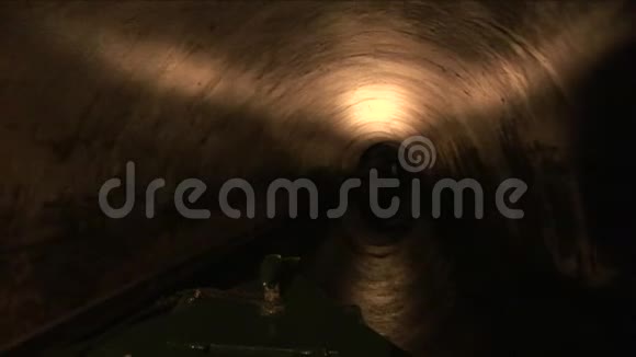 在驳船窄船上穿过隧道视频的预览图