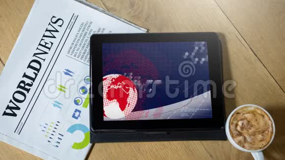 数码地球仪的新闻屏幕在数码平板电脑屏幕上旋转视频的预览图