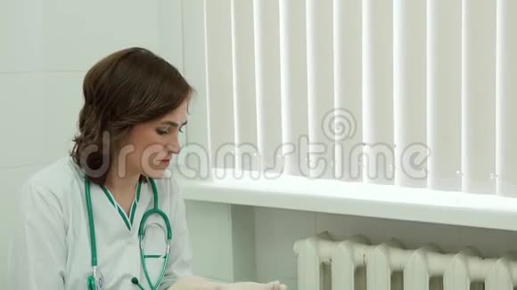 女医生检查一个小女孩的腹部视频的预览图