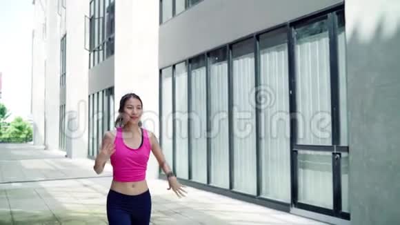 慢动作健康美丽的年轻亚洲运动员妇女运动服装腿部变暖伸展手臂准备跑步视频的预览图