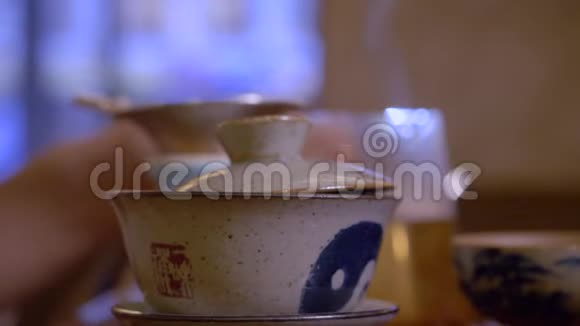 师傅用公平碗倒茶液中国茶道仪式视频的预览图