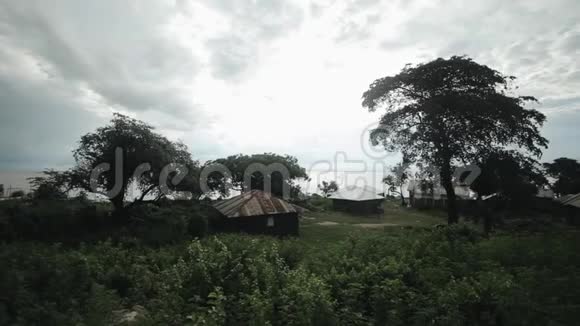 非洲一个贫穷村庄的美丽景观小房子矗立在大海上视频的预览图