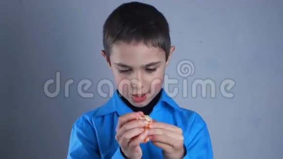 男孩在剥皮吃橘子视频的预览图