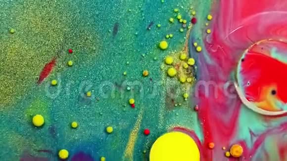五颜六色泡泡的奇妙结构混沌运动抽象的彩色颜料俯视视频的预览图