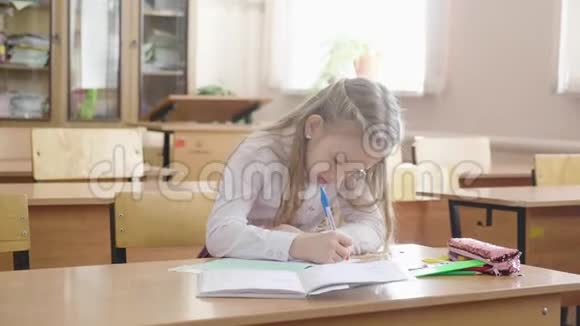 小女孩坐在学校的班级里学习视频的预览图