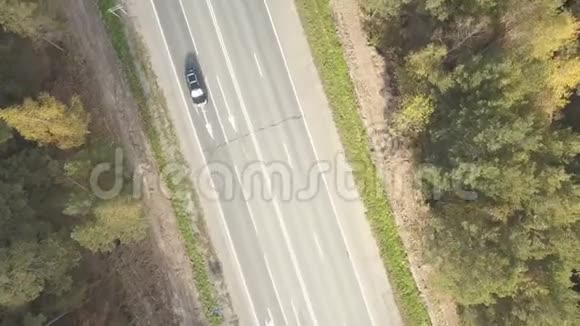 秋季森林乡村道路的空中镜头视频的预览图