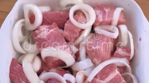 洋葱和香料腌制的生鱼片猪肉块视频的预览图