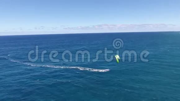 令人惊叹的4k空中无人机相机海景在平静的深蓝色绿松石热带海水中滑行视频的预览图
