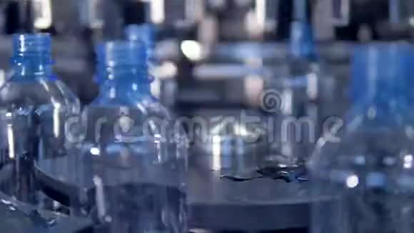 空PET瓶在星轮上视频的预览图