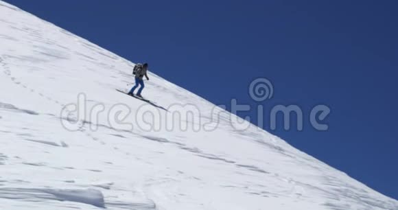 在阳光明媚的日子里人们可以自由地山脊上自由滑雪登山滑雪活动滑雪者冬季雪地运动视频的预览图