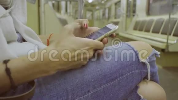 女人的手在智能手机里滚动视频的预览图