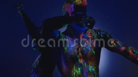 两个男人在紫外线下跳舞视频的预览图