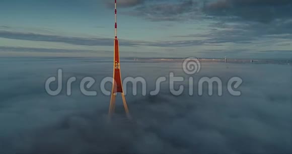 电视塔云无人驾驶飞机从云层上方消失视频的预览图