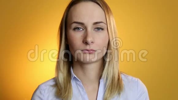 一个可爱的年轻白人女人在黄色的背景上做一张悲伤的脸视频的预览图