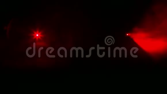 在烟雾毯的黑暗中从轮廓聚光灯发出的红光视频的预览图