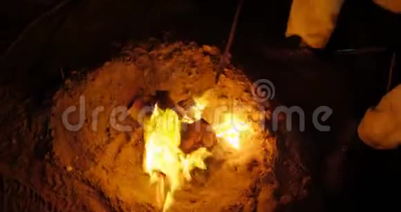 男子在森林的篝火上烹饪食物视频的预览图