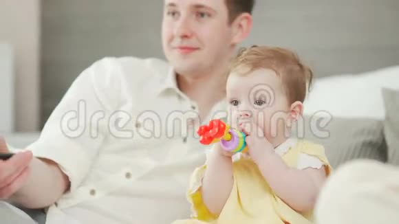 快乐的父母喜欢和一个半岁的小女儿在一起视频的预览图