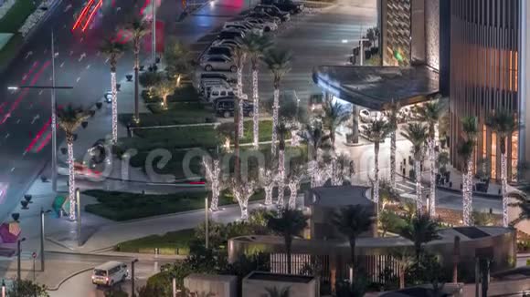 带道路交通的购物中心夜景视频的预览图